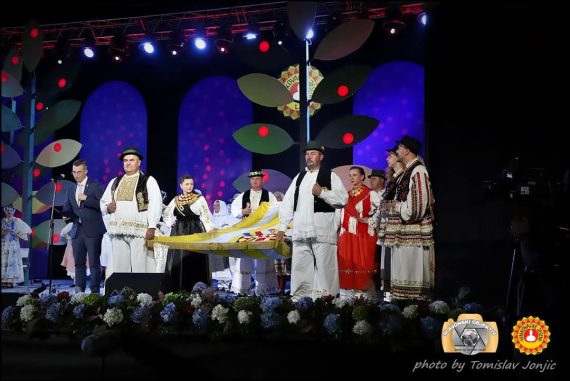 Vinkovački šokački rodovi na svečanom otvorenju 60. Vinkovačkih jeseni